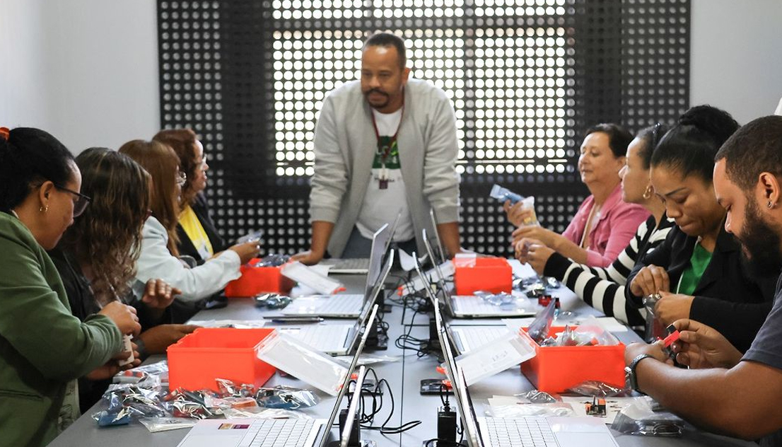 Teachers are receiving training using WEEEMAKE robotics, gaining hands-on experience with building and programming.